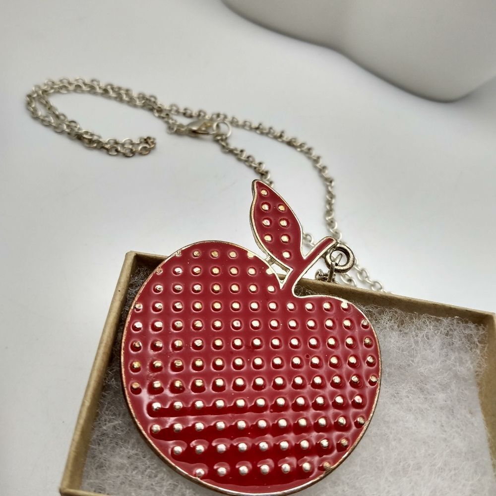 Teachers pet‎ apple necklace